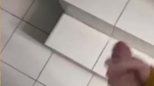 Парень дрочит в школе